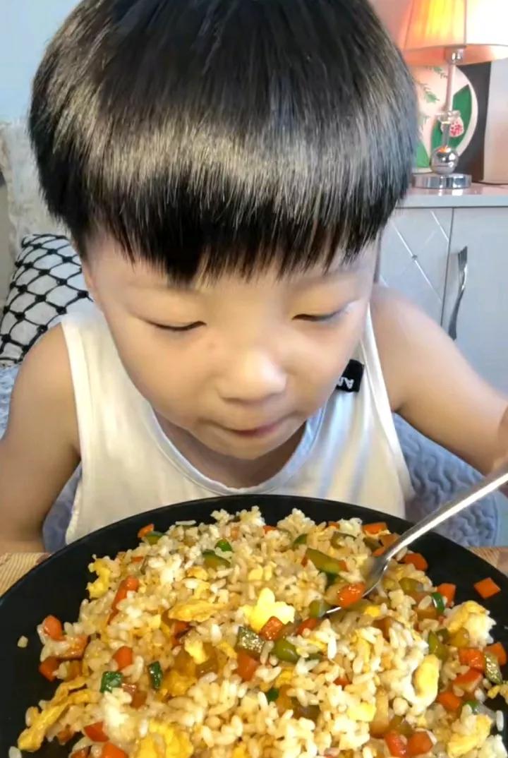 少年食香满，米饭粒粒香。#家有萌娃怎么吃# #晒出你家小吃货# #宝宝午餐分享#