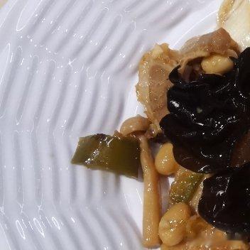 不知道别人家的食堂是怎么样的反正我们家的是这样的