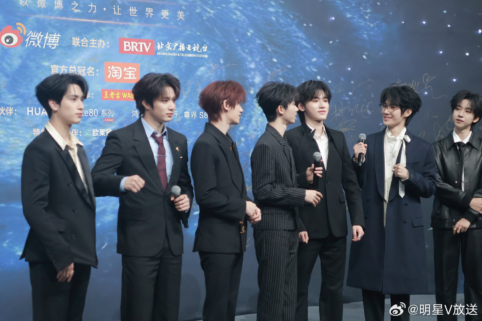 时代少年团红毯妆造 每次看时代少年团的红毯，都能被他们的青春气打动。不刻意迎合，