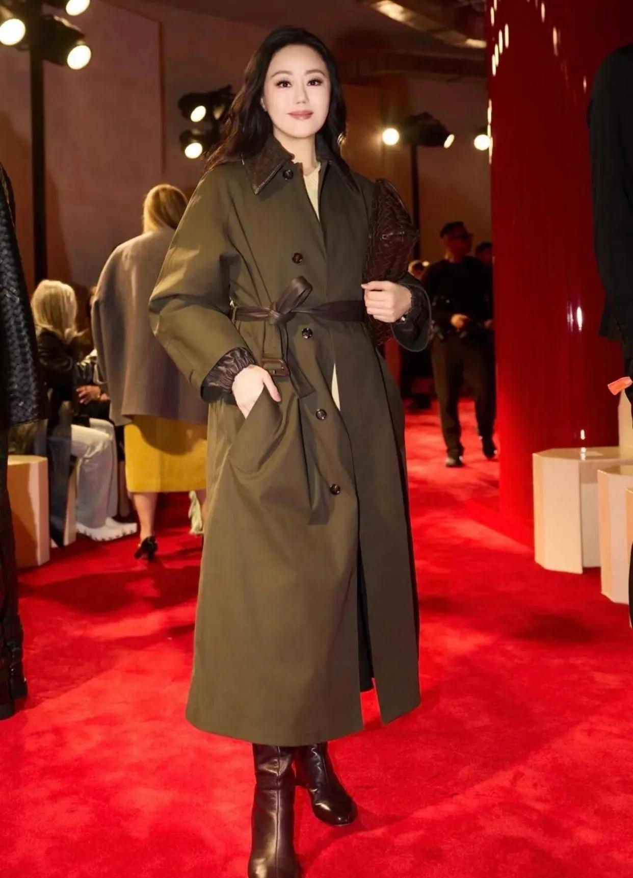 62岁章小蕙太会穿了！🖤
军绿色风衣配长靴，气场全开。
这才是岁月沉淀的高级感