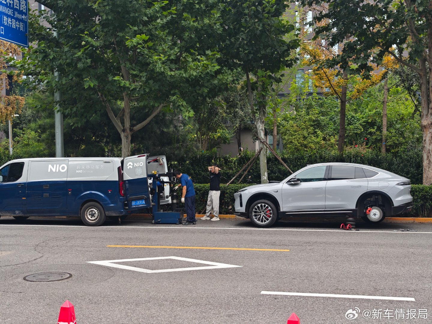 新车情报局 公司门口看到补胎的蔚来服务车，真是服务到家啊[good] ​​​