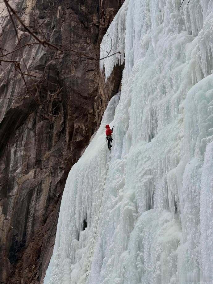 冬训收官，王一博以攀冰照记录训练成果。冰壁上的攀爬姿态从容坚定，将刻苦转化为探索