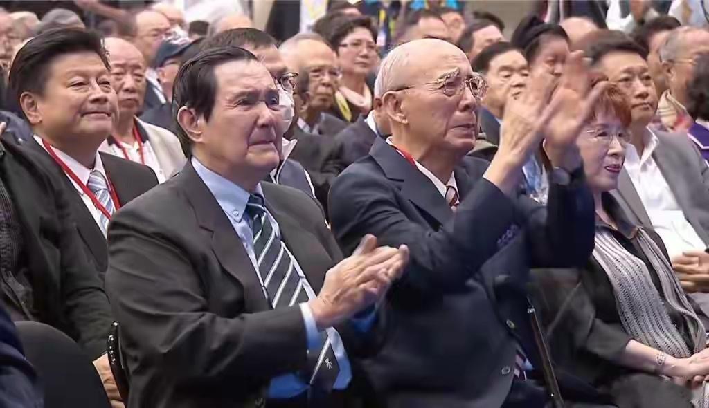 郑丽文就职马英九哭了  这眼泪浓度有点高啊。听着台上说要从“羊群变狮群”，还提了