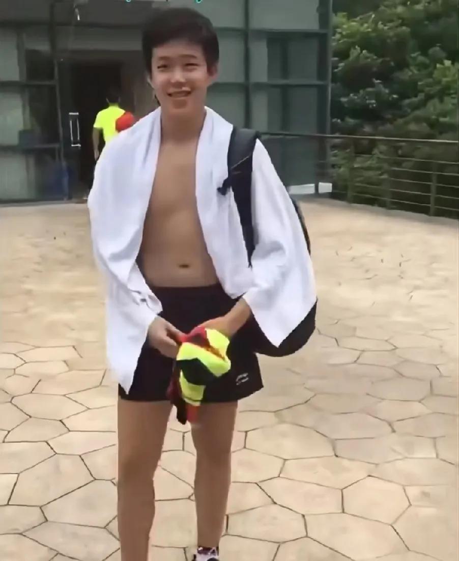 刷到王楚钦少年时的画面，十来岁的他刚打完球，披着毛巾、穿着短裤，手里攥着球具，背