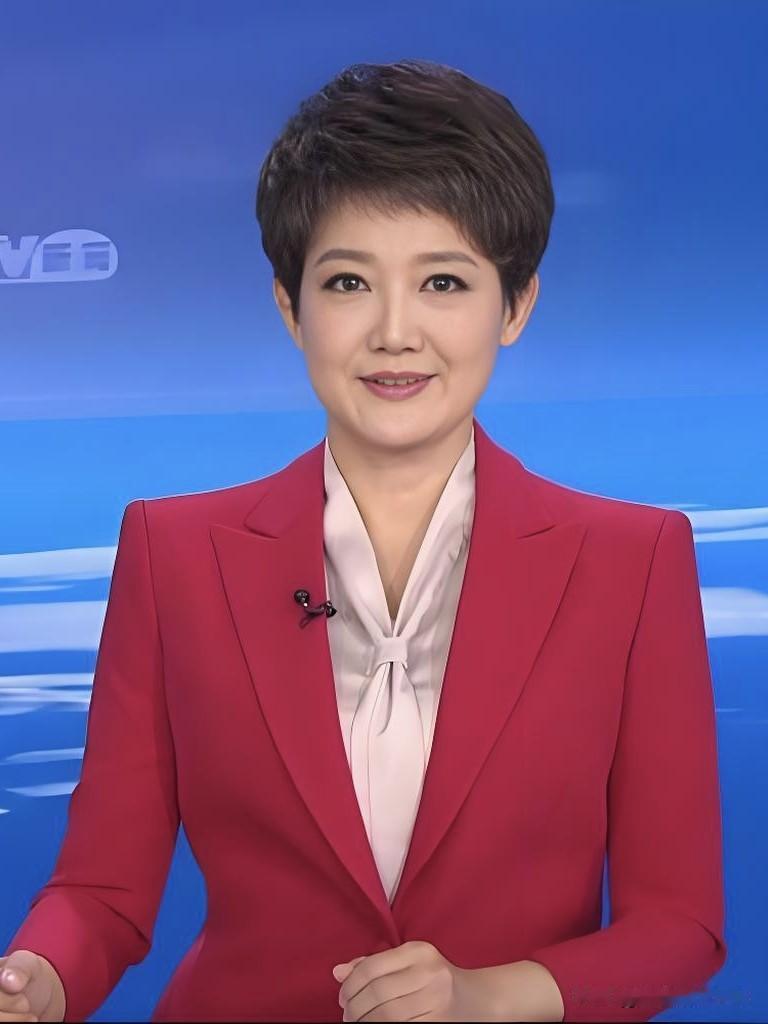 央视主持人梁艳，气质温婉知性，主持风格沉稳大气。二十余载坚守《新闻30分》，以专