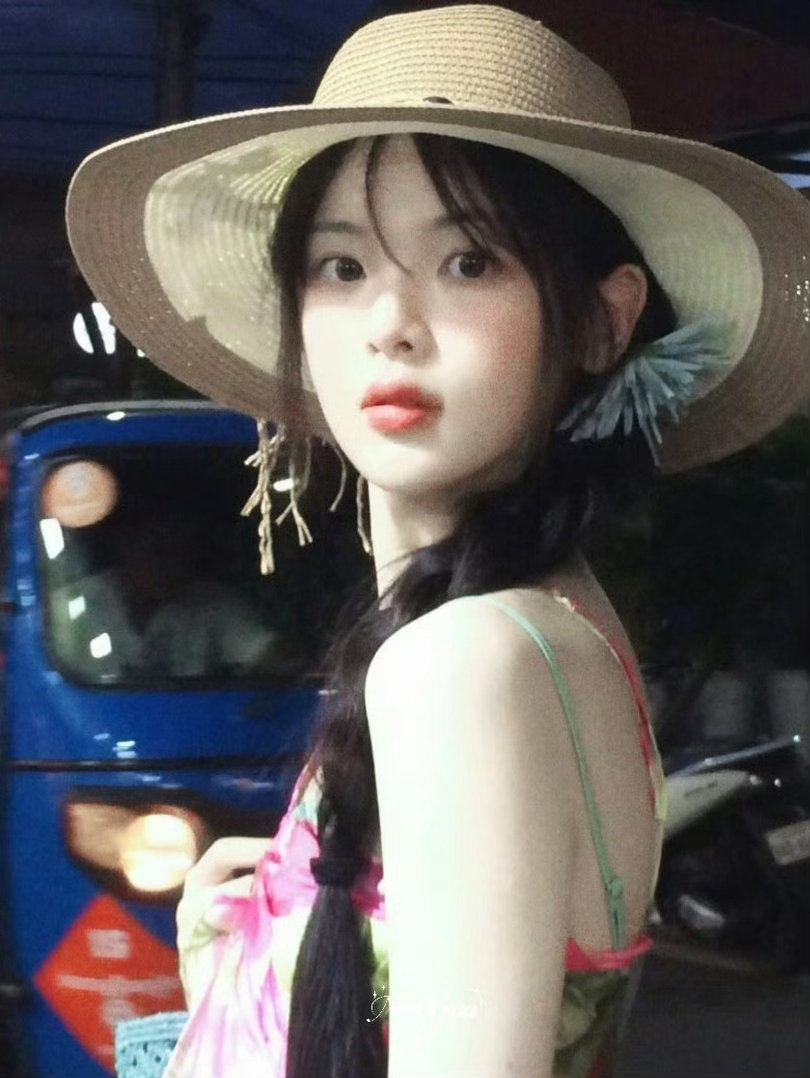 杨超越[超话]杨超越喜剧之王 杨超越逆天改命胜天半子，从（底层打工）到（参加选秀