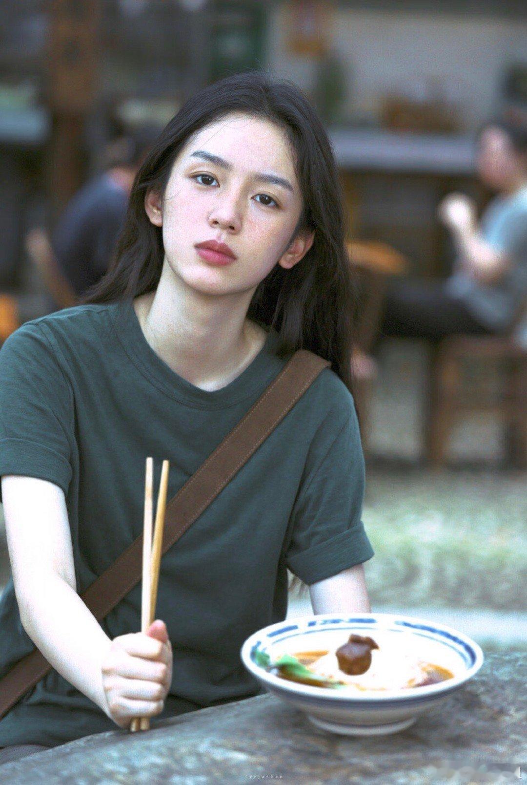周也程霜 她又不是一般女生她可是漂亮女生 ​​​