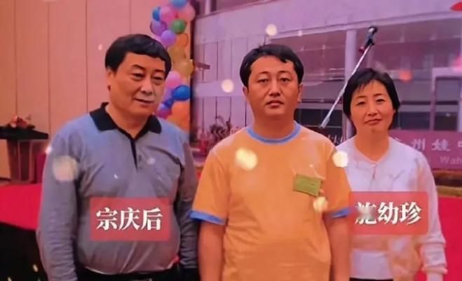杜建英为什么不效仿卡米拉王后，公开自己和宗庆后的恋情，让正妻下岗？
卡米拉王后故