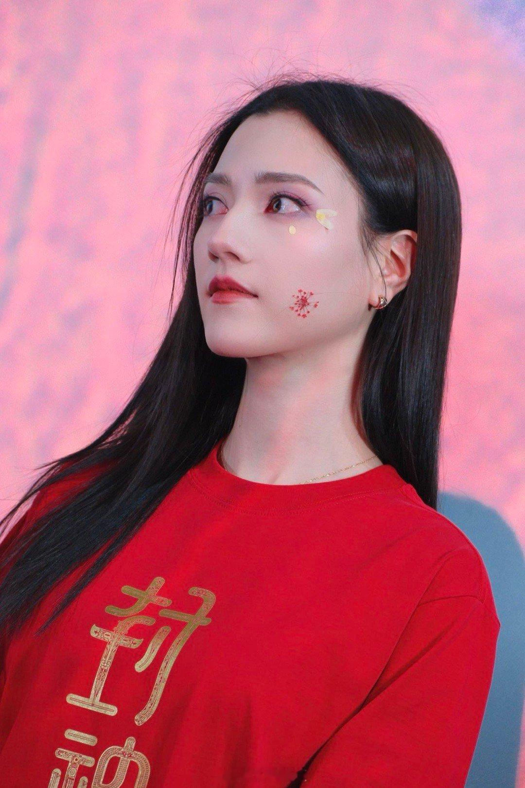 娜然封神首映再现妲己花瓣妆 家人们，我宣布娜然就是我心中永远的妲己！封神首映礼上