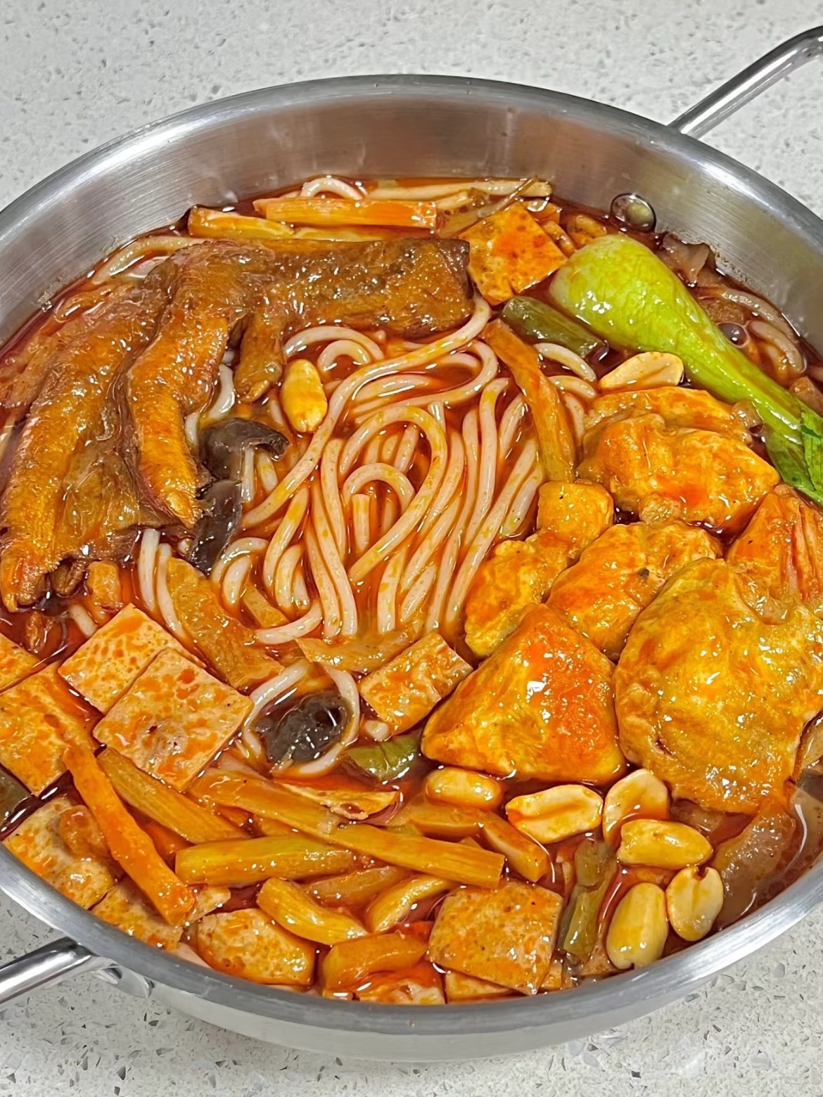 第一次带螺蛳粉上高铁被围观 本以为能偷偷享受美味，没想到刚一打开包装，那独特的气