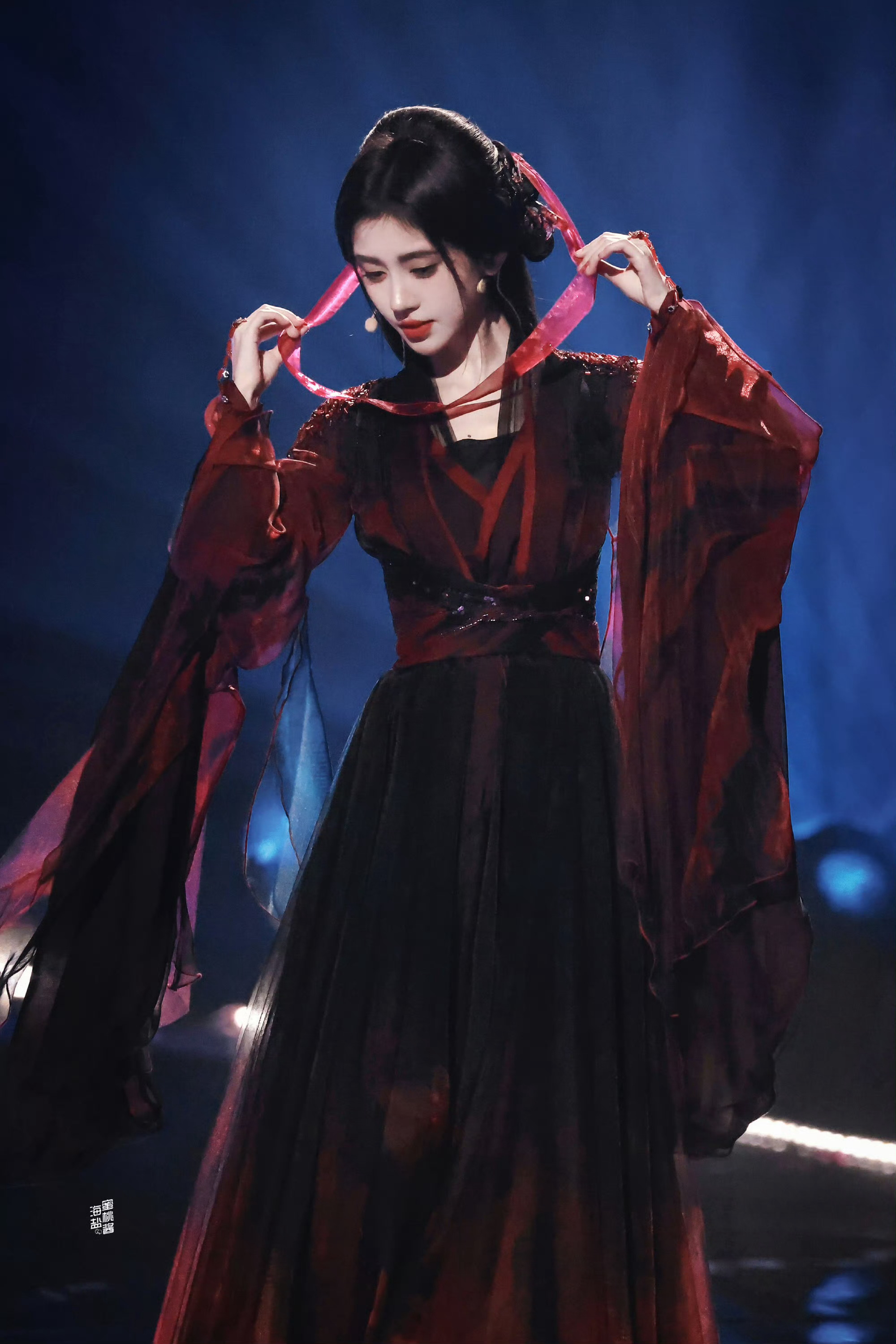 jjy鞠婧祎jjy鞠婧祎苏绿夏寂静的夜晚除了钟声还有我思念的声音"