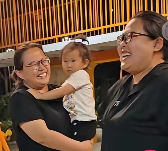 河北保定，2岁萌娃在小区玩耍，突然对一位女士喊“妈妈”，结果亲妈一到现场当场傻眼