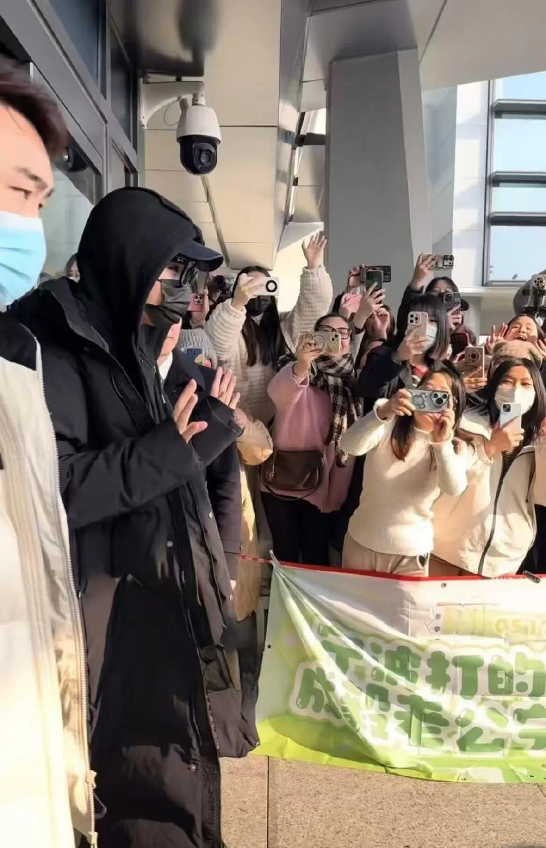12月21日，成毅进组新剧啦！
成毅今日长沙机场出发，即将进组新剧《长安二十四计