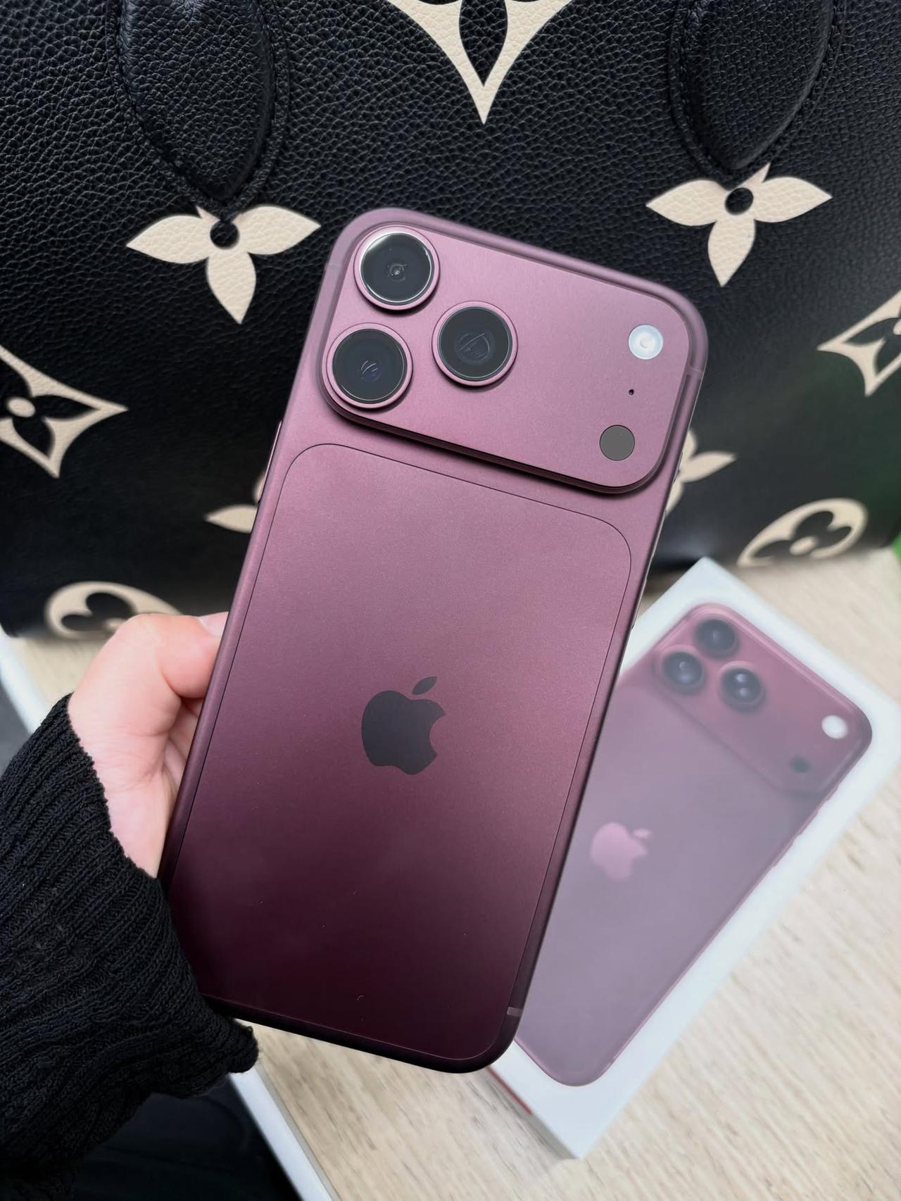 iPhone 18PM有什么好的充电头推荐吗
要靠谱耐用一些的，还有钢化膜你们都