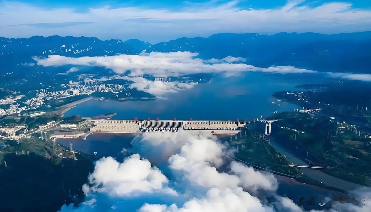 七绝：三峡纪游
龙王瞠目又心虚，
三峡工程世界殊。
从此不愁圆月尽，
神州处处夜