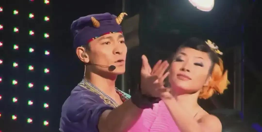 赖文慧被问是不是为了刘德华才单身，她一句“我把青春跳没了”把我听愣。
二十多岁跳