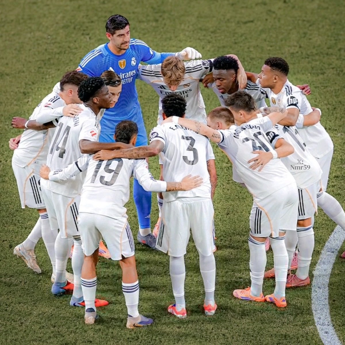 俱乐部敦促球员们展现出更大的奉献精神，不仅在球场上，而且在日常行为中，拒绝任何有