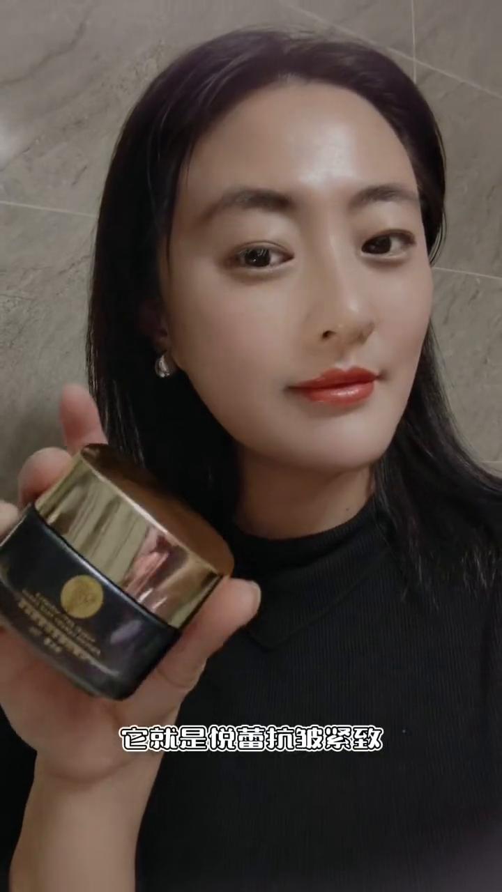 这可是我私藏已久的宝物，它就是悦蕾抗皱紧致奢宠面霜。人称悦蕾奢宠面霜，能够深度补