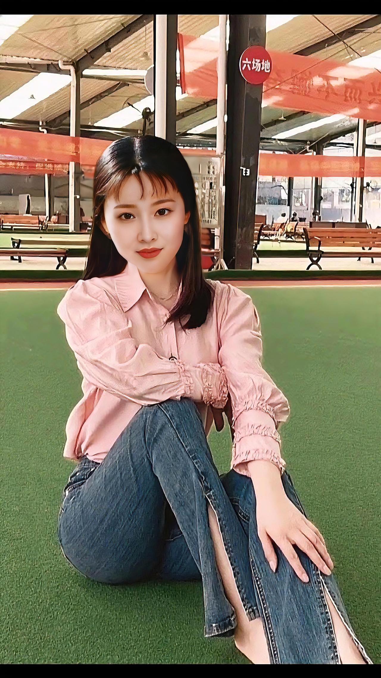 绿草如茵映粉衫，静坐思量心自闲。