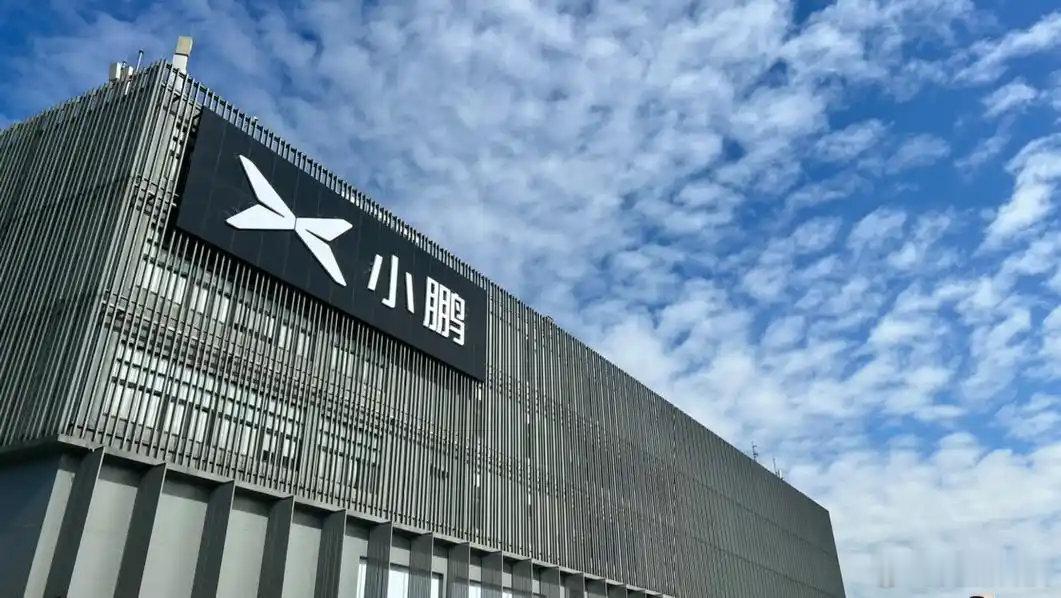 小鹏称今年自己干电池【何小鹏称今年开始电池都自己干】 9 月 18 日消息，据蓝