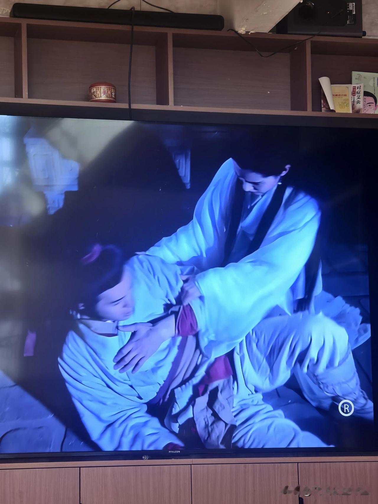 武侠剧里点穴功夫，真假！
​中国有很多武侠剧，用手指点燃身体的某一个穴道，人就会