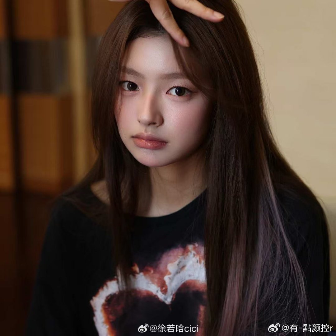 徐若晗去了汪苏泷演唱会 大屏切到徐若晗的那一刻全场都在尖叫，沈惜凡本人来听演唱会