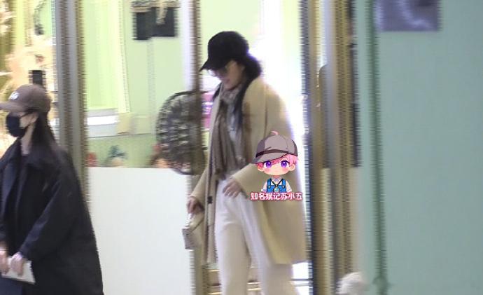 38岁刘亦菲素颜状态刘亦菲去美容院了 刘亦菲素颜状态也太好了！做完美容后，她满脸