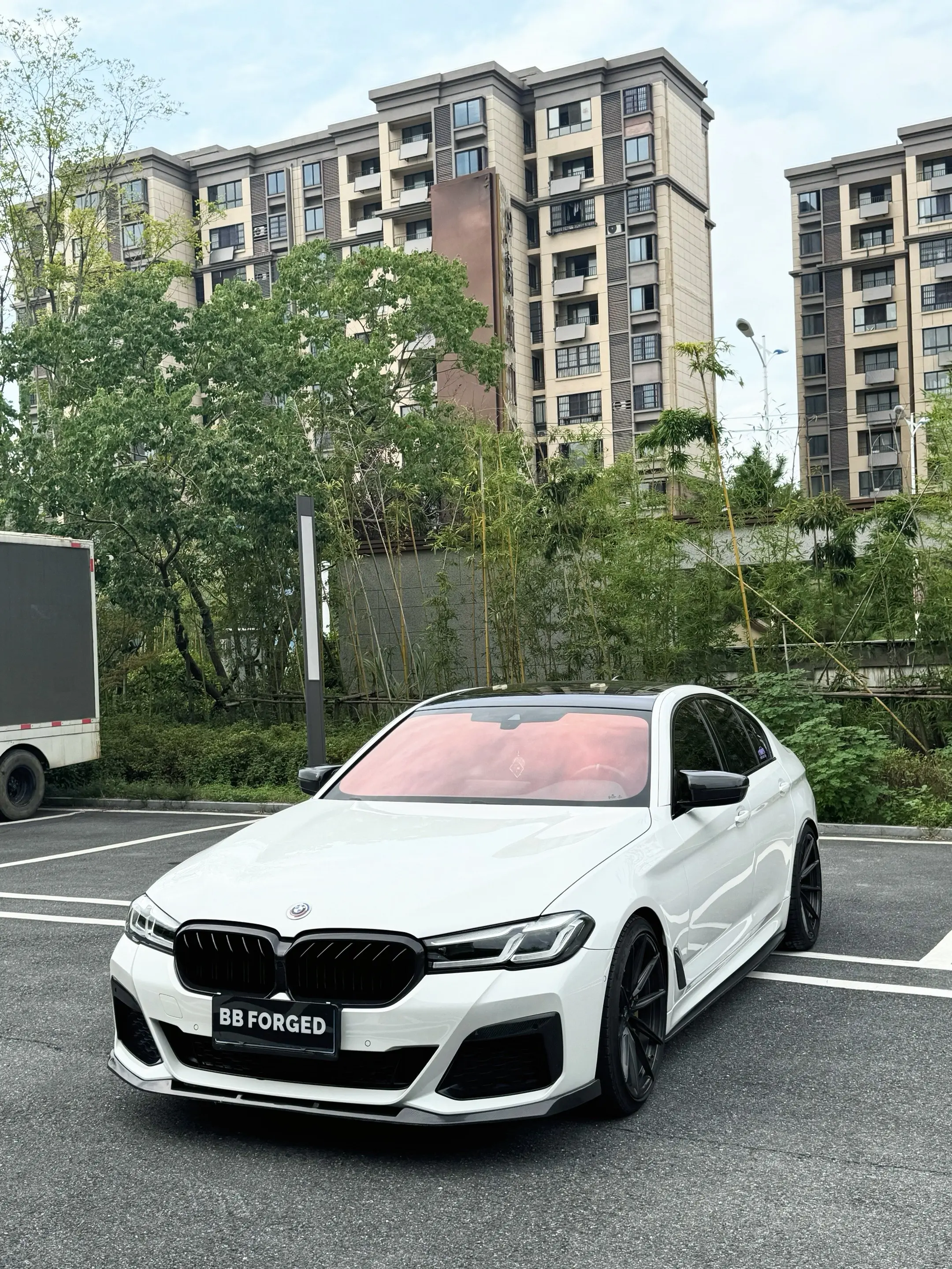 因为没有一堵很稳的墙可以靠 所以自己要成为那座山