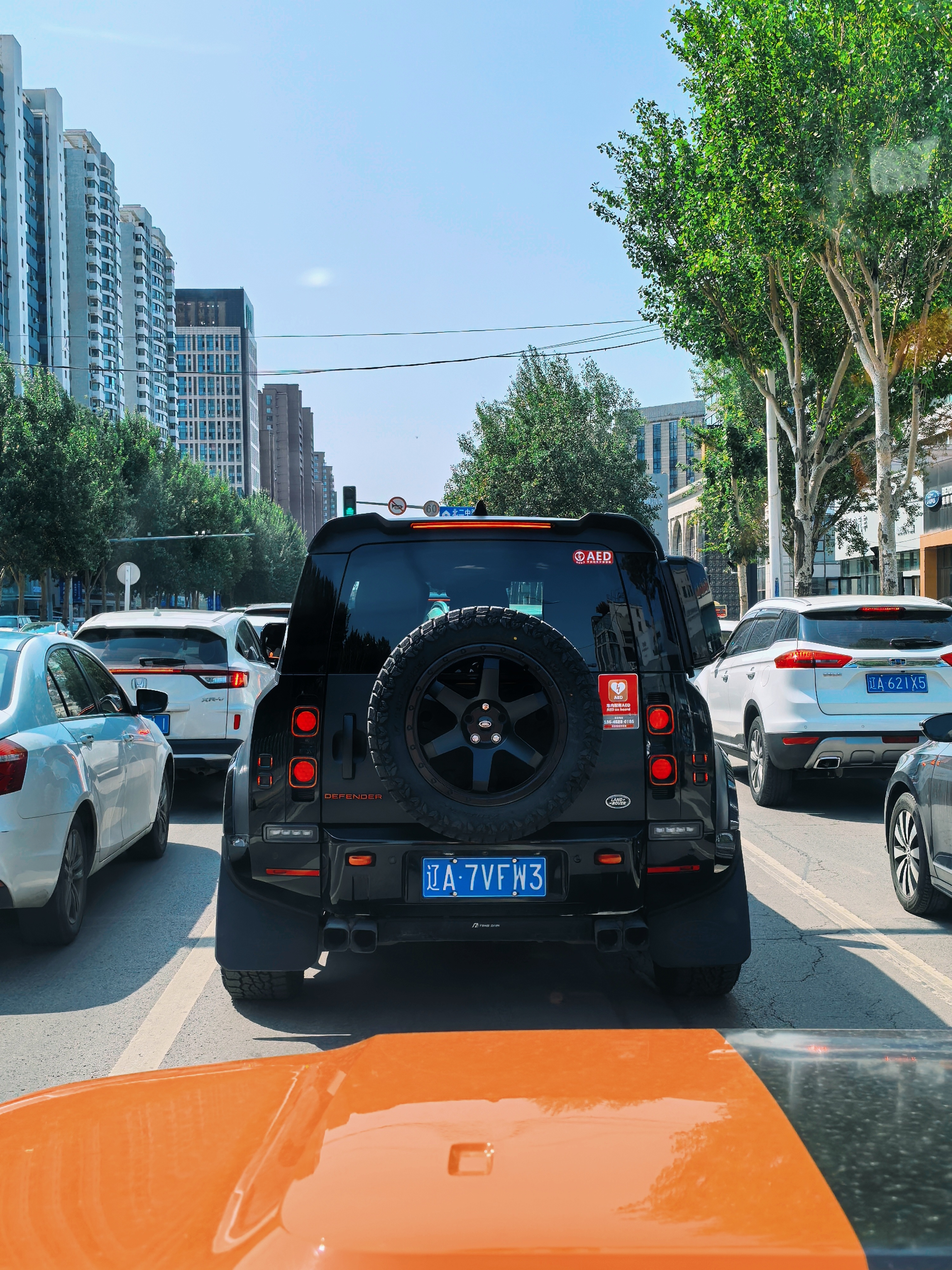 给这位路虎卫士车主点赞！[赞][赞][赞]车内配了AED！ ​​​