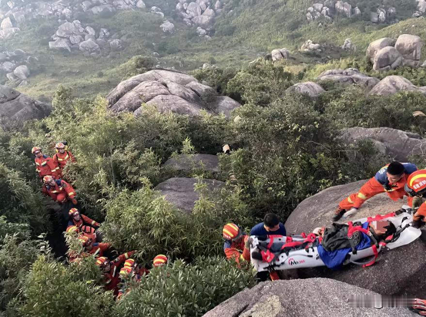 男子坠落悬崖200米，被一棵树救下！

一脚踩空，福建采药男子从200米悬崖坠落