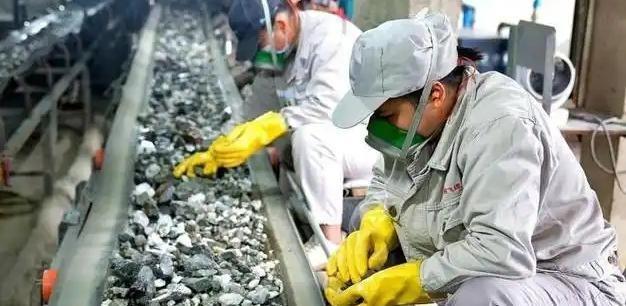 日本高端制造的命脉骤然断裂！据日本共同社27日报道，来自中国的稀有金属钨加工品出