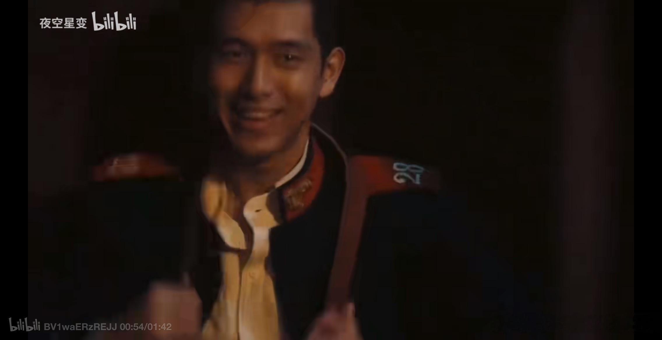人生若如初见  梁乡作为一个旗人在人前尊重女性并拒绝教官给他找的艺妓，表示他试图