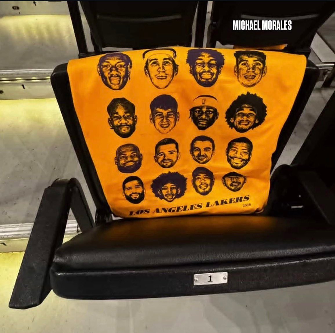 湖人主场布置了统一的助威T恤，上面印着所有球员的大头照火箭vs湖人