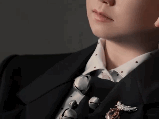 孙颖莎胸针来个懂的，这个胸针是不是特别贵[裂开] ​​​
