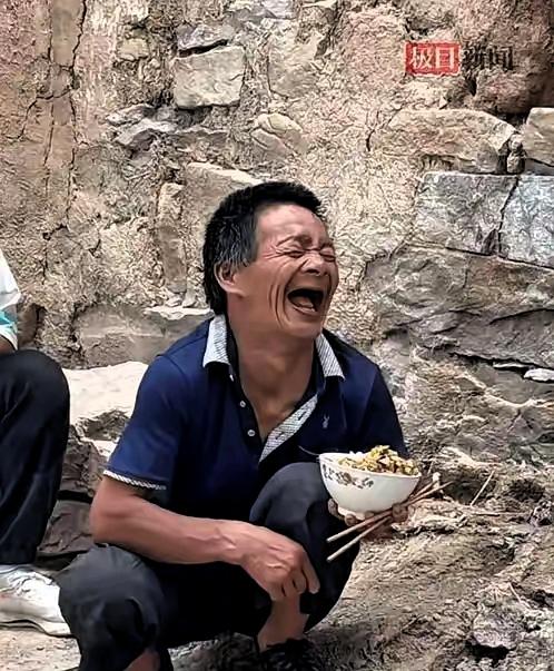 山西长治平顺县黄崖沟村，是一个仅有26户人家的小山村。村里的秦海松先天聋哑，伴有