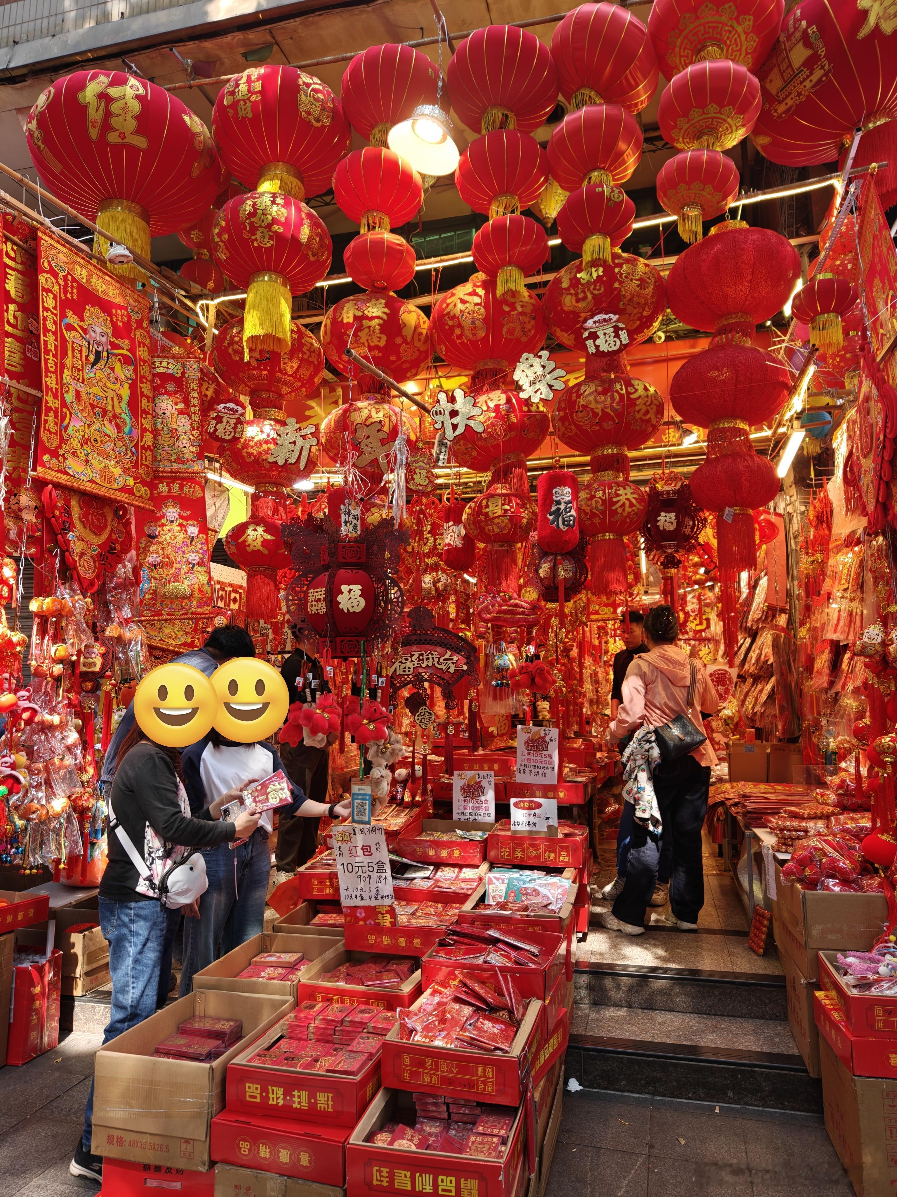 广州的年味很浓！一德路全是卖年货的～你们那也有这种卖年货的老地标吗？