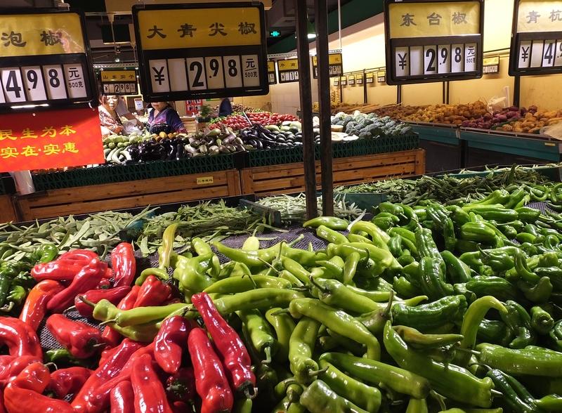 中国菜价便宜是多方面因素共同作用的结果。
从生产和供应来看，中国农业和养殖业规模