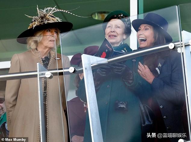 凯特王妃的妈妈卡罗尔·米德尔顿被拍到与卡米拉王后、安妮公主一起参加切尔滕纳姆赛马