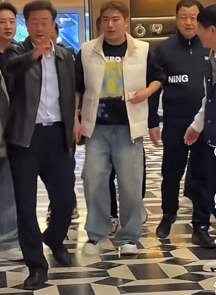 梁靖崑、周雨闪现邢台，
梁甜甜还染了黄头发看上去好白啊。
在一群人的簇拥下，
梁