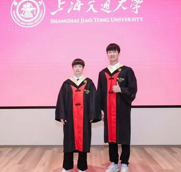 这张也是新合照吧？ 