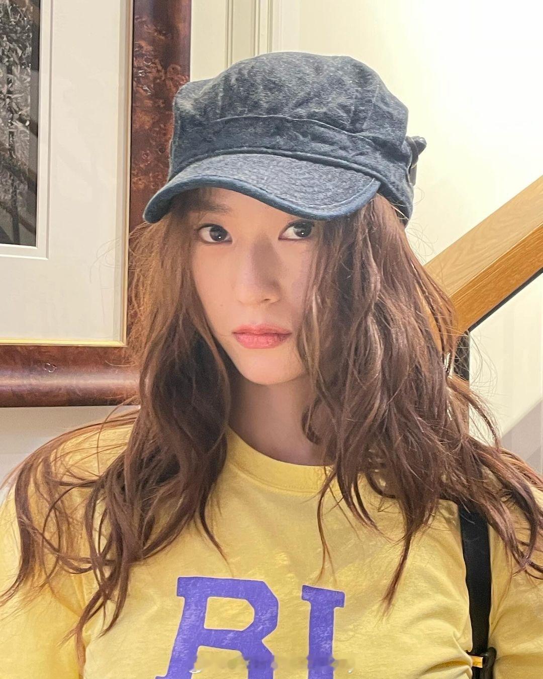 Krystal郑秀晶ins晒照，灰黑色棒球帽搭配明亮黄T恤，自带青春少女感！ ​