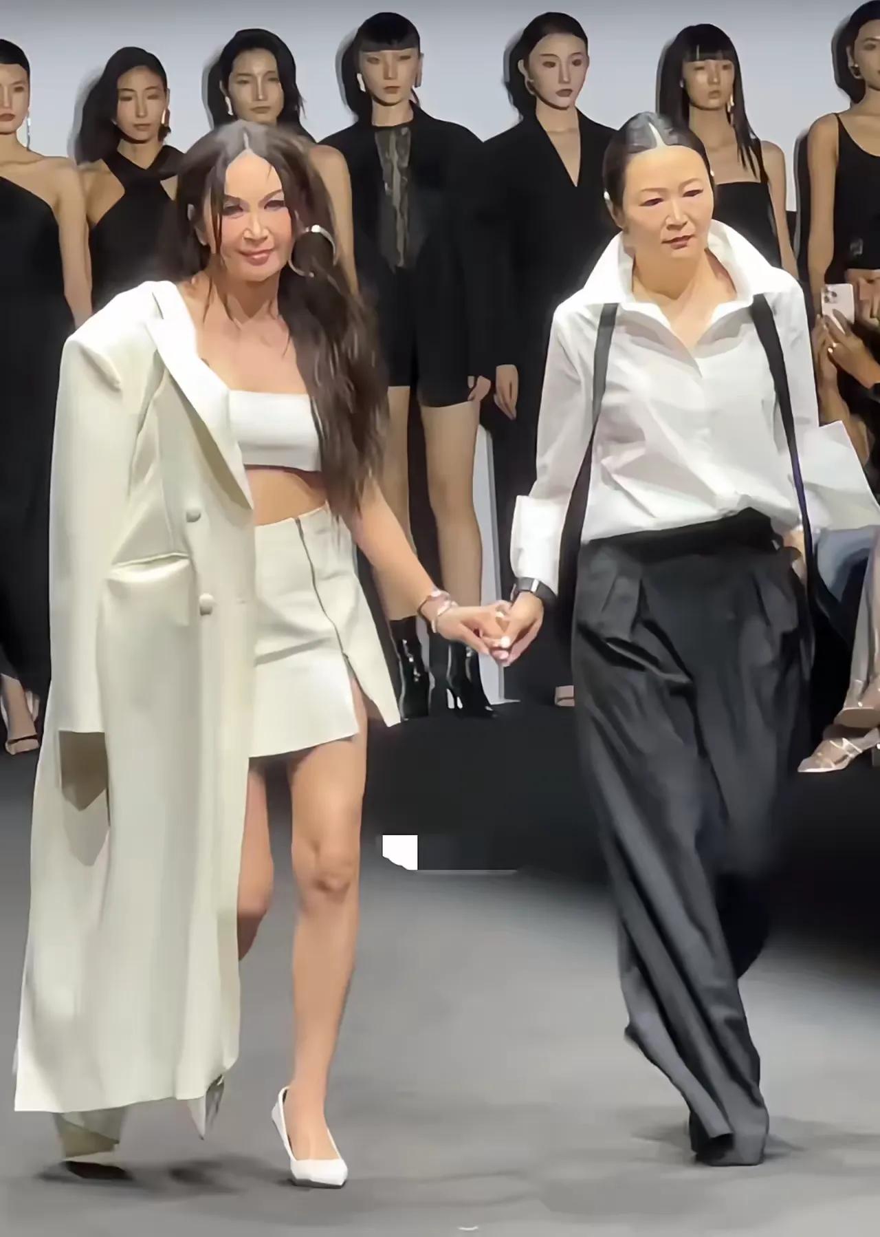是我不懂时尚吗？怎么温美女的打扮，越看越别扭呢？

不得不赞叹，温美女年轻的时候