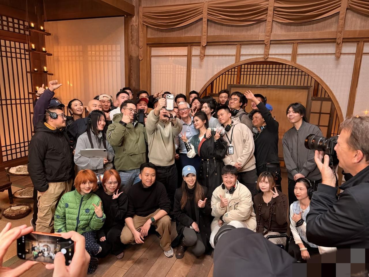 库克有点惨，独自到北京探班短剧拍摄，用苹果手机拍照，结果除了大合影，其他时间没人