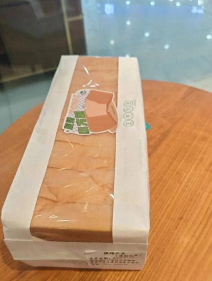 湖北咸宁，一蛋糕店女员工当着顾客的面，把25号的生产日期标签撕下来，贴上了26号