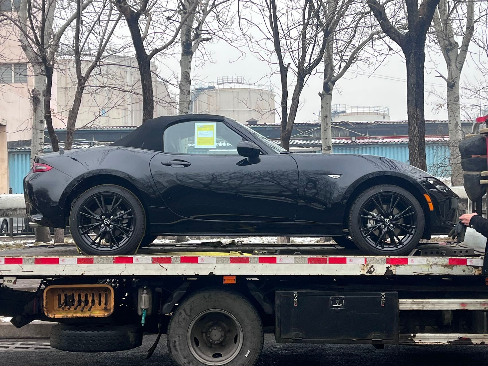 今天又交付了一台黑色的马自达MX-5到了开春，就卖点这些敞篷小跑车。车是真的好开