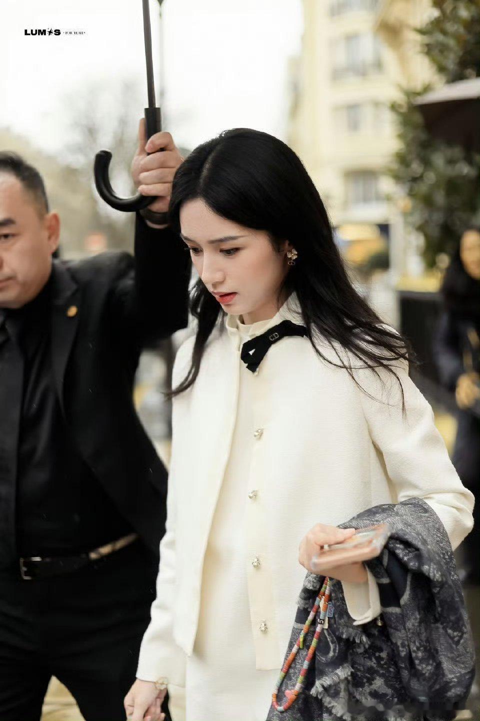 周也巴黎豪门千金外出逛街！！ 每张都是神图哇😯 