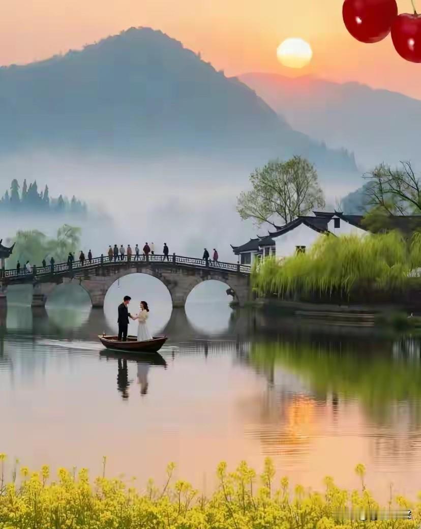 上联：湖光映得连芳岸
下联：小舟游人青山翠