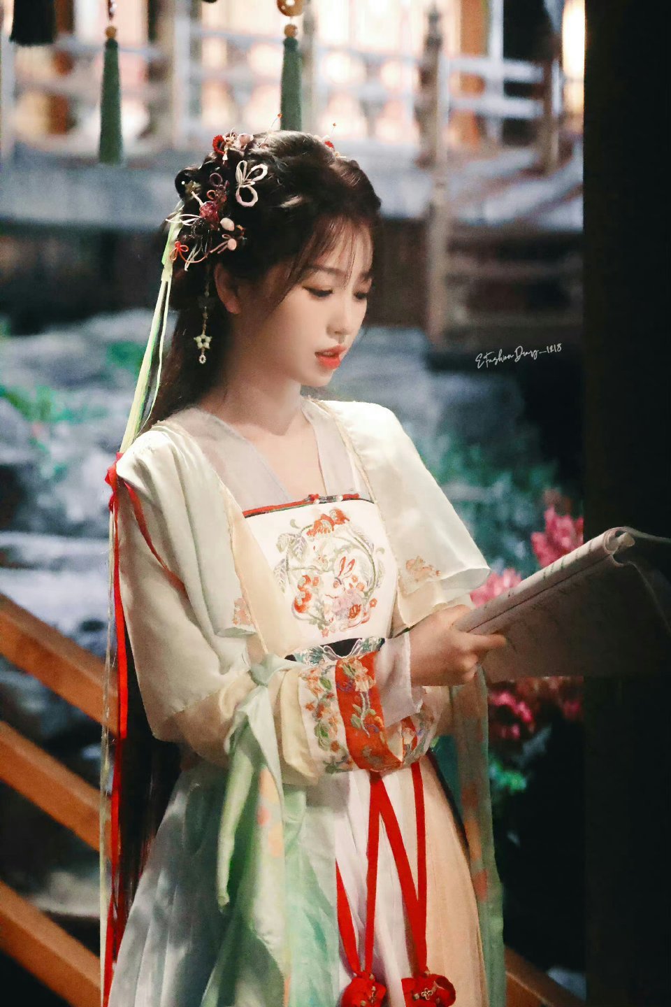 #虞书欣现实版变装小游戏##凌妙妙现实版奇迹暖暖# 凌妙妙的衣柜有好多漂亮衣服呀
