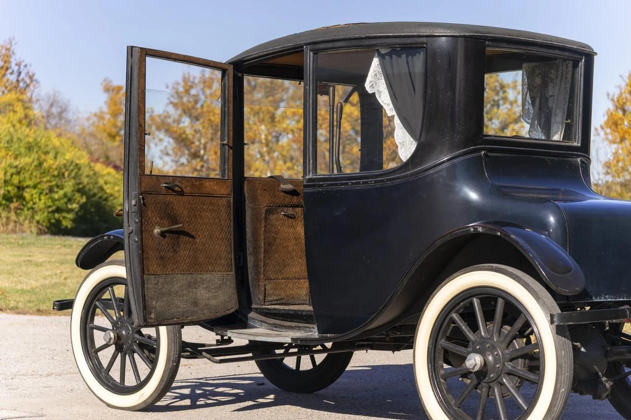 这辆1920年Milburn电动车堪称“赛博老祖”——带可换电技术+5级能量回收