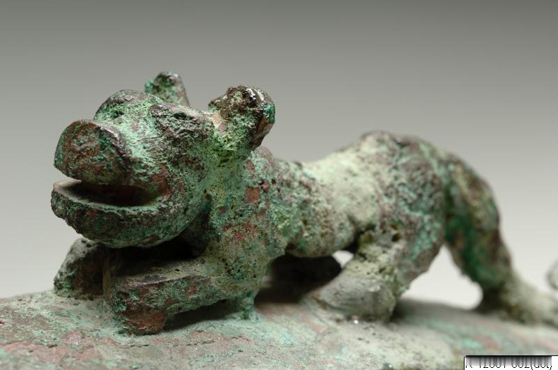 瑞典斯特哥尔摩亚洲艺术馆收藏的商晚期: 立虎纹龙纹弓形器 